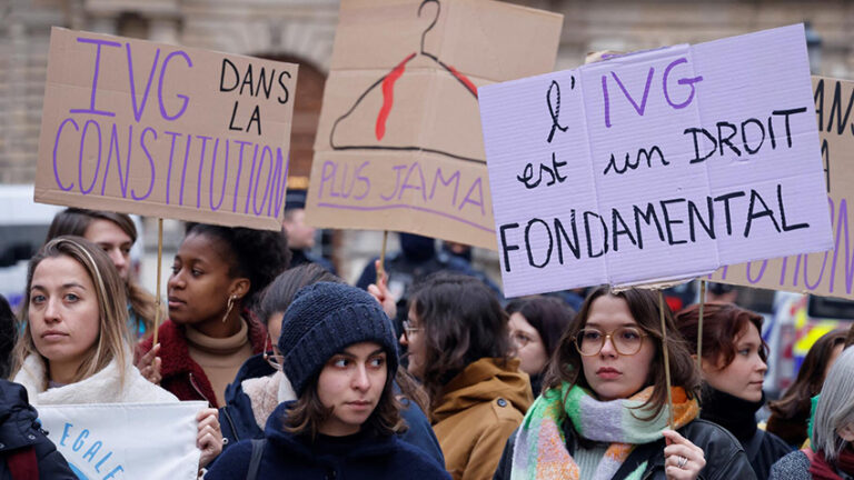 Constitutionnalisation de l’IVG : Un pas décisif franchi après l’adoption de la loi par le congrès