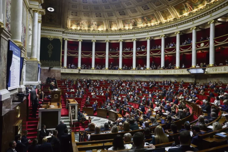 Réforme des retraites : l’Assemblée valide la suspension et la gauche française se déchire