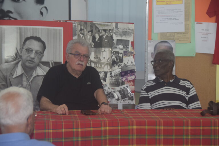 Rencontre conviviale du dirigeant du PCF André Chassaigne avec le PCM